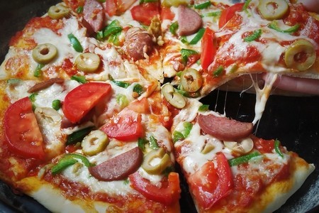 Фото к рецепту: Пицца домашняя на тоненьком тесте