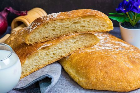 Фото к рецепту: Итальянский белый пшеничный хлеб «чиабатта»