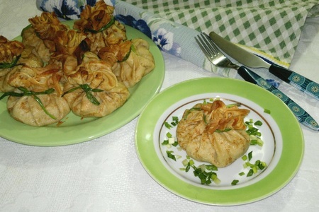 Фото к рецепту: Блинные узелки с курицей и грибами #масленица2021