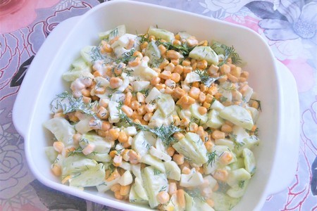 Фото к рецепту: Легкий салат с кукурузой и огурцом