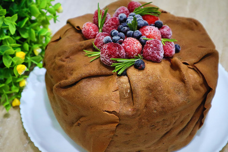 Фото к рецепту: Ягодный блинный торт с шоколадными блинчиками