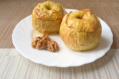 Фото к рецепту: Запеченные яблоки с медом и грецкими орехами