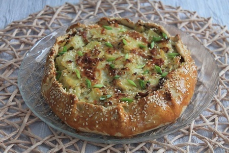 Фото к рецепту: Открытый пирог с картофелем, беконом и луком