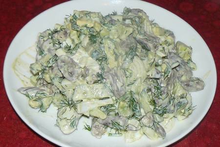 Фото к рецепту: Салат с авокадо и куриными сердечками