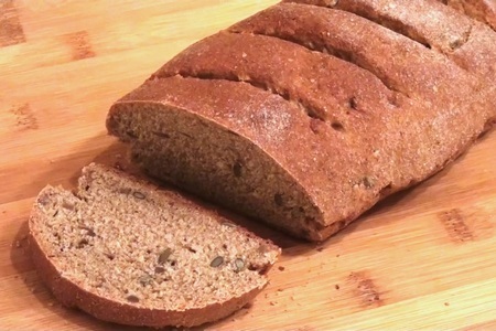 Фото к рецепту: Бездрожжевой пшенично-ржаной хлеб с семенами