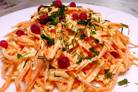 Фото к рецепту: Салат с морковью и сыром