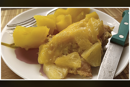 Фото к рецепту: Малое куриное филе с ананасами и сыром в духовке
