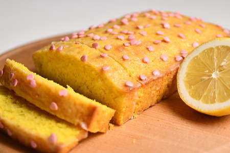 Фото к рецепту: Лимонный кекс с кардамоном
