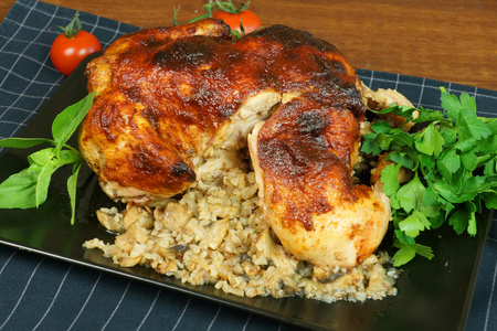 Фото к рецепту: Фаршированная курица запечённая в духовке