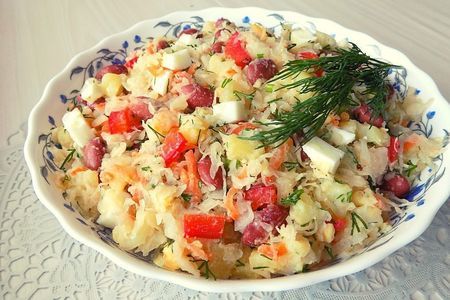 Фото к рецепту: Салат из квашеной капусты с фасолью и картофелем