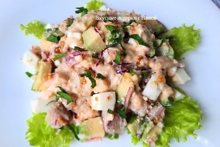 Фото к рецепту: Салат с сельдью и авокадо / весь секрет в заправке