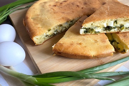 Фото к рецепту: Заливной пирог с зеленым луком и яйцом