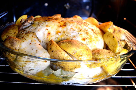 Фото к рецепту: Запеченная курица с картошкой в духовке | маринад для курицы