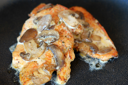 Фото к рецепту: Куриное филе с грибами в сливочном соусе