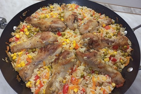 Фото к рецепту: Рис с курицей по-каталонски