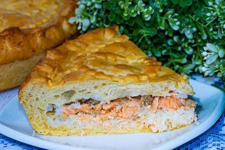 Фото к рецепту: Сибирский рыбный пирог с рисом из дрожжевого теста
