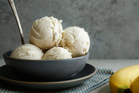 Фото к рецепту: Банановое мороженое, простой рецепт домашнего мороженого