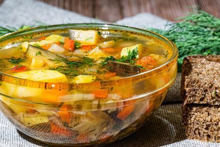 Фото к рецепту: Овощной суп из кабачков с баклажанами