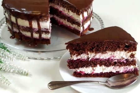 Фото к рецепту: Шоколадно-смородиновый торт