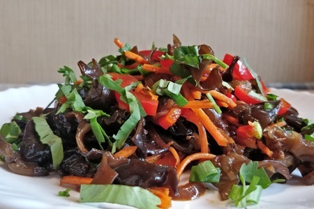 Фото к рецепту: Овощной салат с грибами муэр 