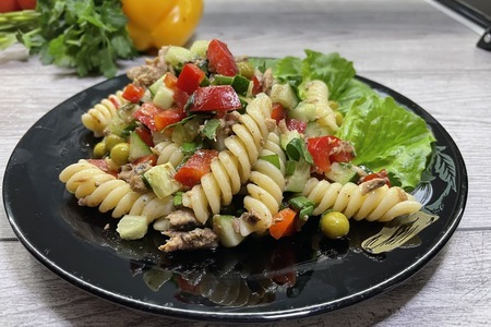 Фото к рецепту: Салат с тунцом и макаронами
