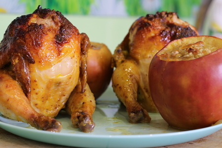 Фото к рецепту: Цыплята корнишоны запеченные с яблоками