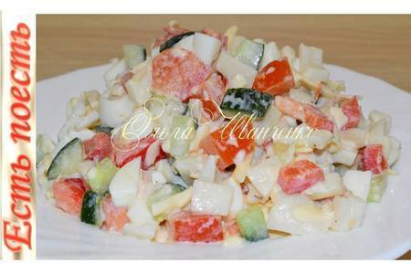 Фото к рецепту: Лёгкий салатик с кальмарами, овощами и сыром, без майонеза