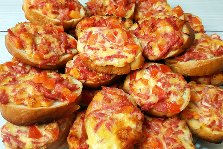 Фото к рецепту: Бесподобные мини-пиццы на батоне в духовке/горячие бутерброды с сочной начинкой