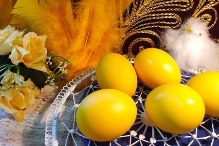 Фото к рецепту: Красим яйца на пасху в золотистый цвет #пасха2021