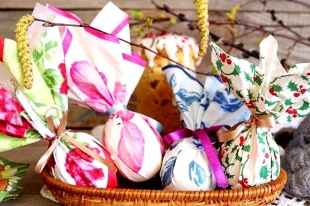 Фото к рецепту: Пасхальные яйца, декорированные салфетками и лентами #пасха2021