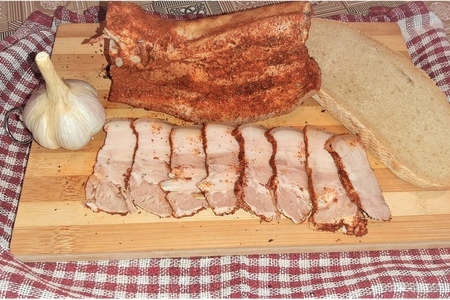 Фото к рецепту: Свиная грудинка по-домашнему