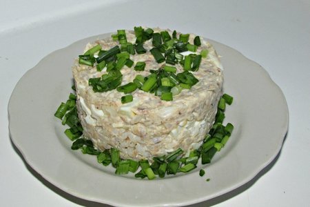 Фото к рецепту: Салат с рыбной консервой