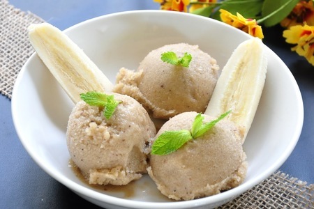 Фото к рецепту: Мороженное с бананами и арахисовой пастой