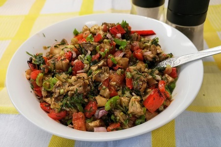 Фото к рецепту: Хоровац — салат из запеченных овощей