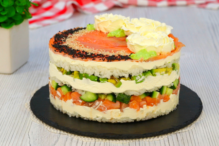 Фото к рецепту: Праздничный слоёный салат "суши" или "суши-торт" 