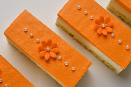 Фото к рецепту: Нарезные муссовые пирожные "апельсин"
