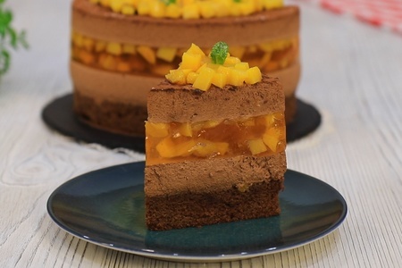 Фото к рецепту: Муссовый шоколадный торт с персиками