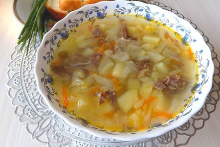 Фото к рецепту: Суп из тушенки с зеленым горошком и капустой