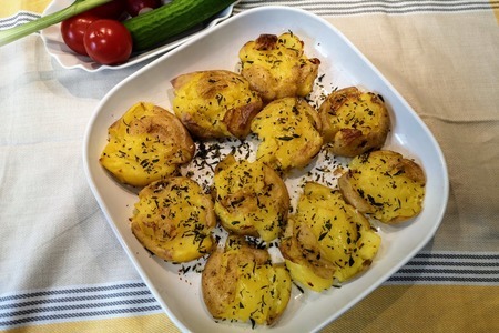 Фото к рецепту: «битая» печеная картошка в средиземноморском стиле