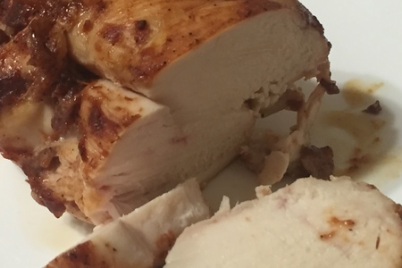 Фото к рецепту: Пастрома - сочная куриная грудка в духовке, вместо колбасы