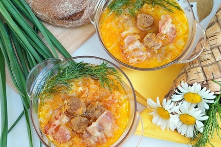 Фото к рецепту: Щи с беконом и колбасками #литкухня #кулинар