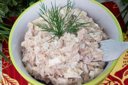 Фото к рецепту: Салат за 5 минут с рыбной консервой