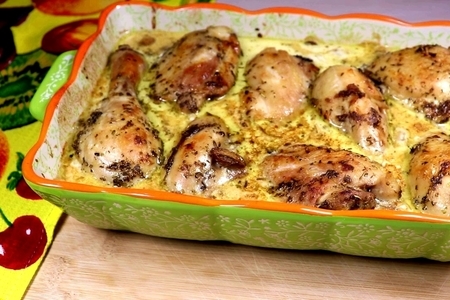 Фото к рецепту: Курица под соусом с грибами