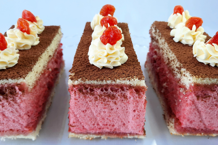 Фото к рецепту: Пирожные с ягодным суфле