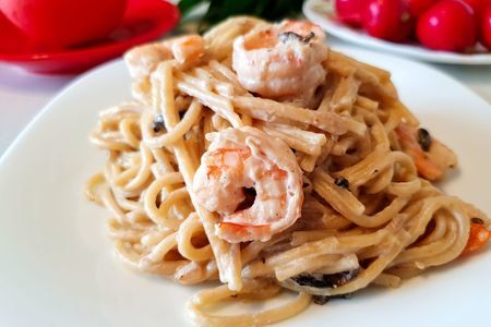 Фото к рецепту: Спагетти с грибами и креветками, в сливочном соусе