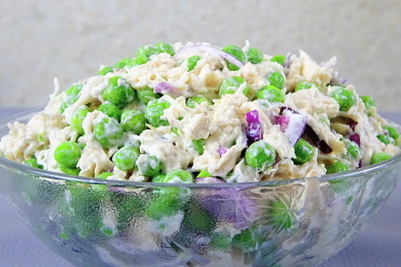 Фото к рецепту: Салат с курицей и зеленым горошком