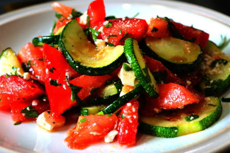 Фото к рецепту: Летний салат из кабачков за 5 минут