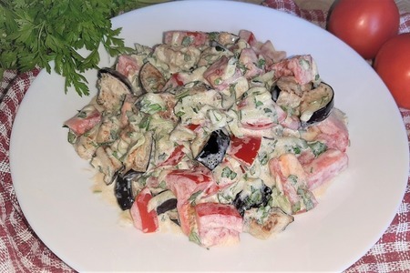 Фото к рецепту: Салат с баклажанами, помидорами и огурцами