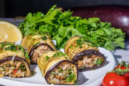 Фото к рецепту: Закусочные рулетики из баклажан с мясным фаршем и овощами