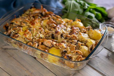 Фото к рецепту: Курица с картофелем и грибами в сливочном соусе